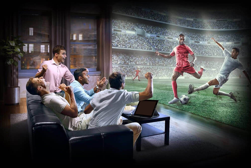 Трансляция футбольного матча через проектор