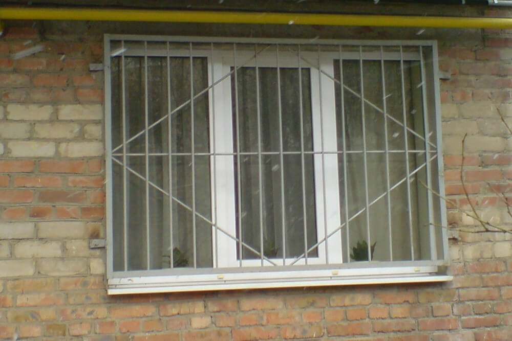 Сварная решетка на ПВХ окнах